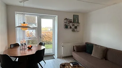 Rækkehus på 63 m2 (fordelt på 2 plan) + terrasse, parkering og skur